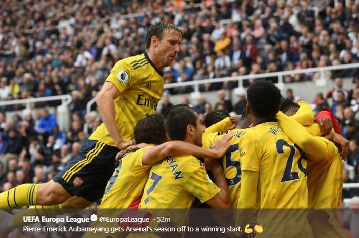 Para pemain Arsenal merayakan gol yang dicetak oleh Pierre-Emerick Aubameyang ke gawang Newcastle pada laga perdana Liga Inggris 2019-2020, Minggu (11/8/2019).