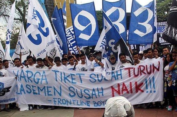 Suporter Persib Bandung, Bobotoh, melakukan aksi unjuk rasa atas buruknya performa tim Maung Bandung di Liga 1 2019 pada Sabtu (10/8/2019).