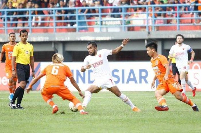 Zulham Zamrun saat menggiring bola pada pertandingan Borneo FC vs PSM Makassar di Stadion Segiri, Samarinda pada Sabtu (10/8/2019).