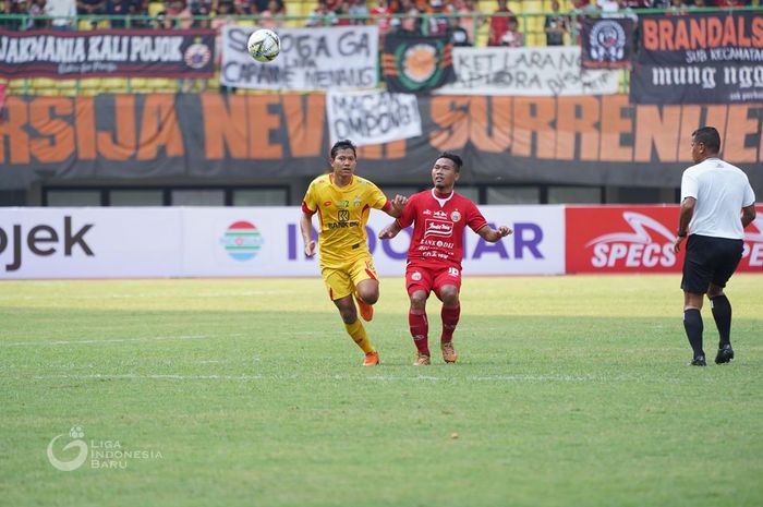 Duel Tony Sucipto (kanan) dan Adam Alis (kiri) pada laga Persija Jakarta kontra Bhayangkara FC di Stadion Patriot Chandrabhaga, Kota Bekasi, Sabtu (10/8/2019).