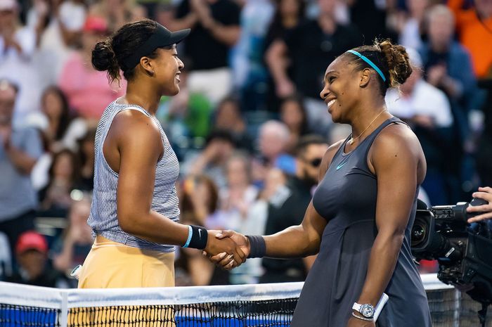 Petenis putri Amerika Serikat (AS), Serena Williams (kanan), bersalaman dengan Naomi Osaka (Jepang) seusai menyelesaikan pertandingan perempat final Rogers Cup 2019.
