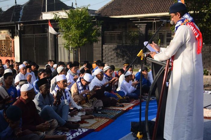 Pemain Arema FC, Makan Konate, terlihat khusyuk berdoa dalam rangkaian acara Salat Idul Adha 1440 H di kantor tim Singo Edan, Malang pada Minggu (11/8/2019) pagi.