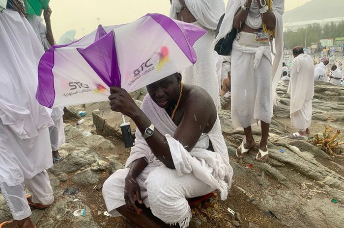 Foto Fenomena Langka Hujan di Padang Arafah, Apakah Ini Pertanda