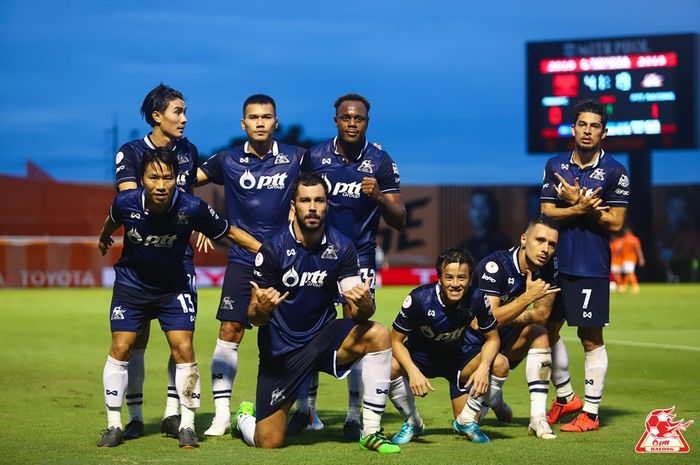 Pemain naturalisasi Indonesia, Victor Igbonefo (belakang tiga dari kiri) bersama pemain PTT Rayong seusai menahan tuan rumah Ratchaburi FC pada pekan ke-23 Liga Thailand 1 2019 di Stadion Mitr Phol, 10 Agustus 2019. 