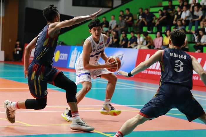 Aksi semifinal 2 LIMA Basket Nationals 2019 antara Institut Teknologi Harapan Bangsa vs Universitas Esa Unggul, Minggu (11/8/2019).