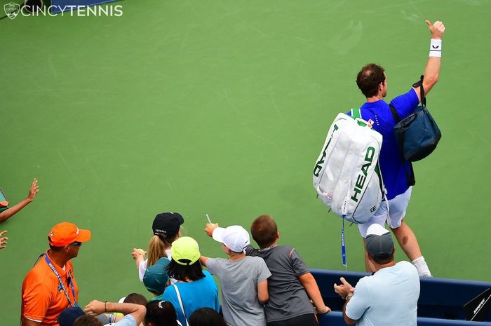 Petenis Skotlandia, Andy Murray, menyapa penonton di turnamen Cincinnati Masters 2019 Senin (12/8/2019)