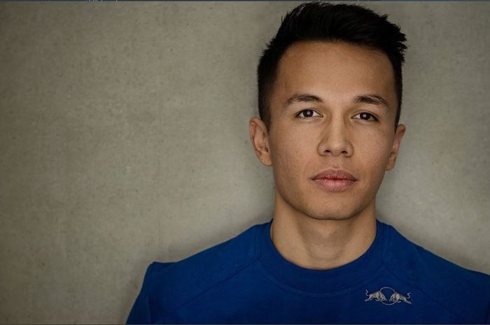 Setelah 12 seri memperkuat Scuderia Toro Rosso, Alexander Albon bakal naik kelas dengan memperkuat tim Red Bull Racing mulai seri ke-13 Formula 1 2019