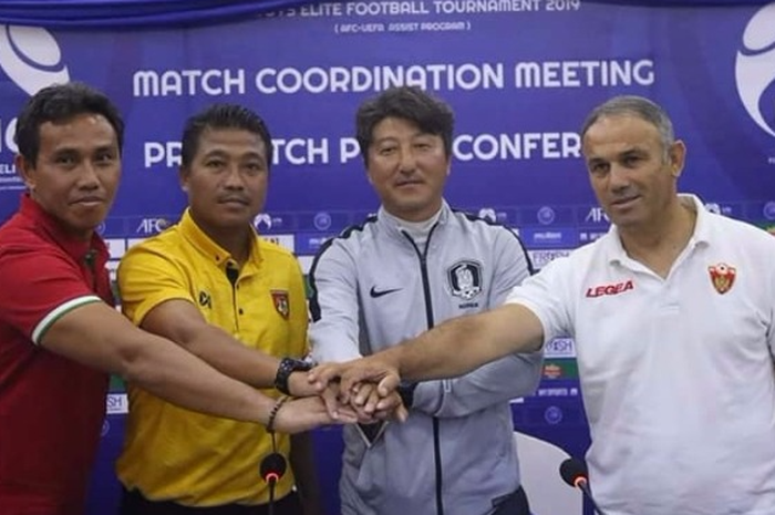 Pelatih timnas U-15 Indonesia, Bima Sakti, bersama pelatih Myanmar, Korea Selatan, dan Montenegro saat menghadiri konferensi pers jelang Boys Elite Football Tournament 2019.