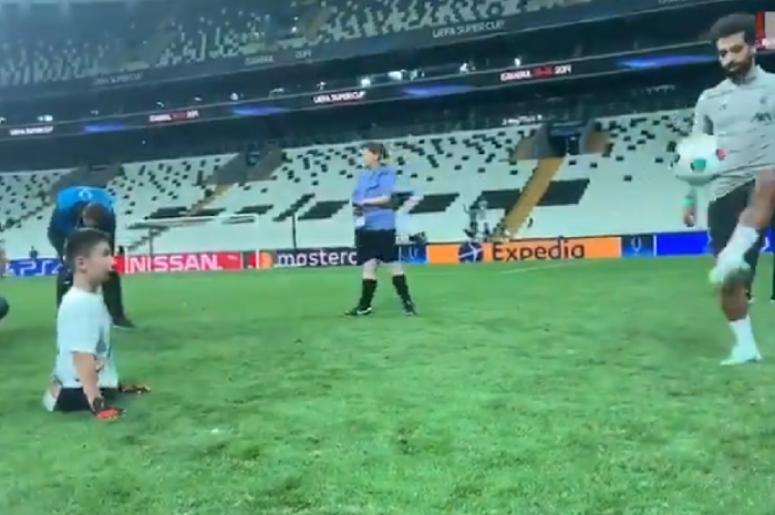 Sebelum bertanding melawan Chelsea di Piala Super Eropa, bintang Liverpool, Mohamed Salah, bermain oper-operan dengan suporter difabel di Stadion Vodafone, Istanbul, pada Rabu (14/8/2019).