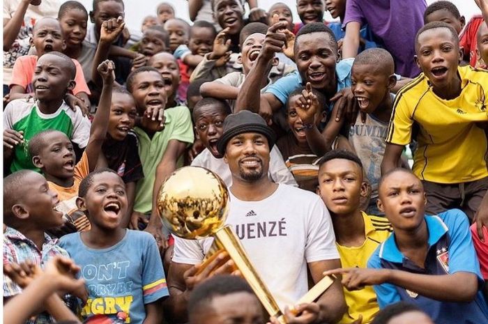 Bintang Toronto Raptors, Serge Ibaka, membawa trofi juara NBA ke negara asalnya, Republik Kongo.