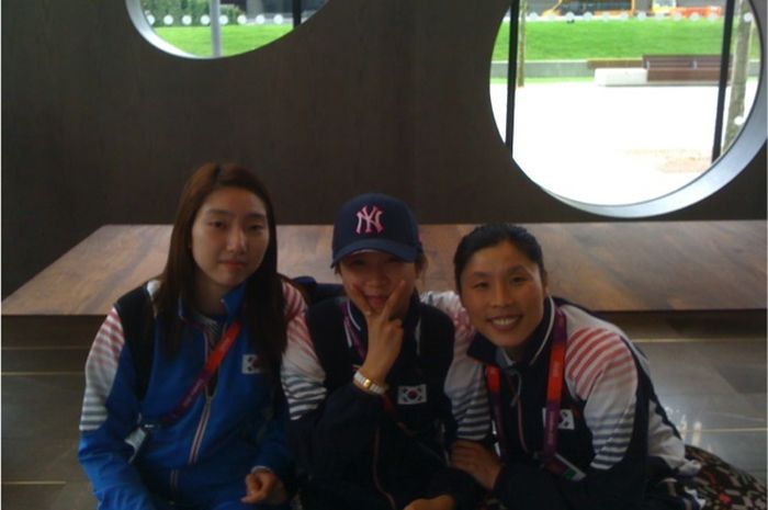 Kim Ji-hyun (Kanan) saat bersama dua tunggal putri Korea Selatan, Sung Ji-hyun (kiri) dan Bae Yeon-ju (tengah)