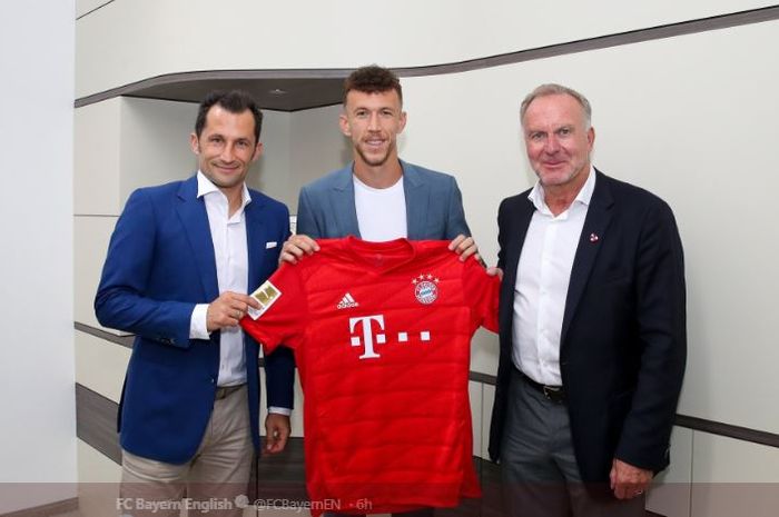 Ivan Perisic (tengah) diperkenalkan sebagai pemain baru Bayern Muenchen pada 14 Agustus 2019.