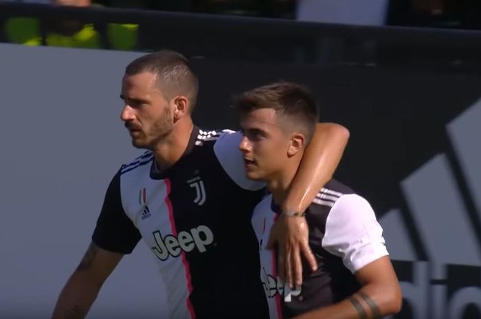 Striker Juventus, Paulo Dybala (kanan) dirangkul Leonardo Bonucci seusai mencetak gol via titik putih melawan Juventus B pada Rabu (14/8/2019) di Villar Perosa, Turin, Italia.