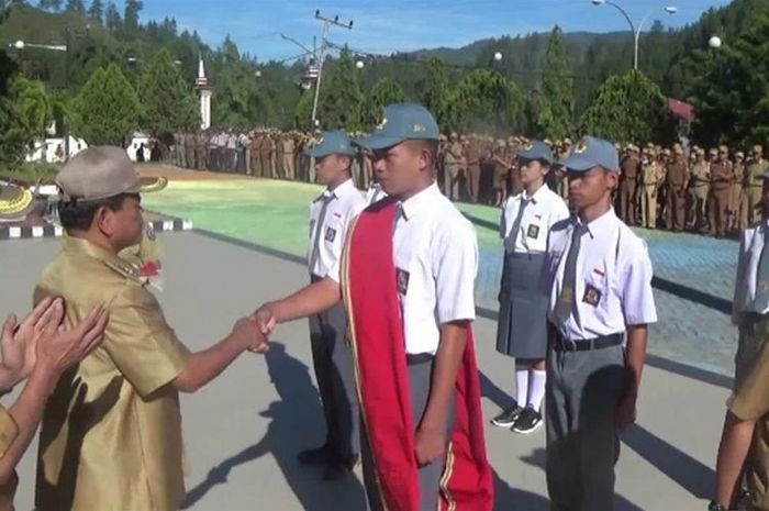 Wisko Pralistra membuat orangtuanya haru (KOMPAS/ JUNAEDI)
