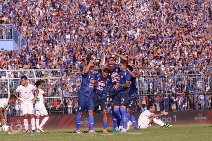 Pemain Arema FC merayakan kemenangan setelah mengalahkan Persebaya Surabaya