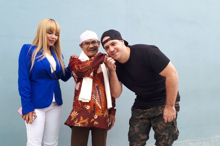 Dinar Candy bersama ayah dan pacarnya ketika Grid.ID jumpai di kawasan Tendean, Mampang, Jakarta Selatan, Jumat (16/8/2019).