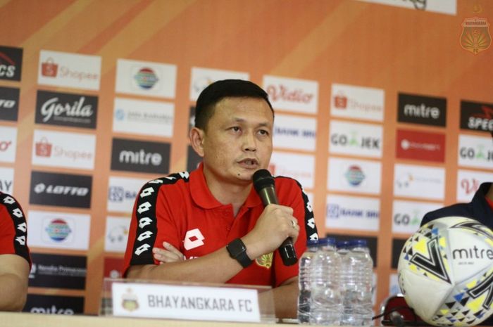 Caretaker Bhayangkara FC, Yeyen Tumena saat memberikan pernyataan dalam konferensi pers sebelum laga kontra Persu Badak Lampung FC di Stadion Patriot Chandrabhaga, Kota Bekasi, Kamis (15/8/2019).