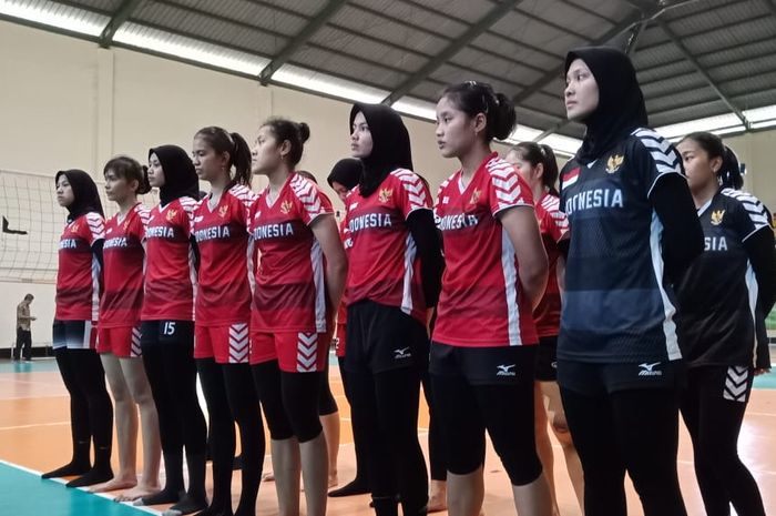 Timnas bola voli putri Indonesia untuk SEA Games 2019 sedang mendengarkan arahan dari Ketum PP PBVSI Imam Sudjarwo di Padepokan Voli, Sentul,, Bogor, Jawa Barat, Selasa (13/8/2019).
