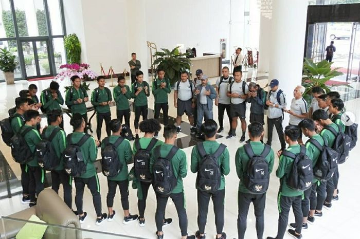 Pelatih Timnas U-18 Indonesia Fakhri Husaini (tengah) memimpin doa di Vietnam.