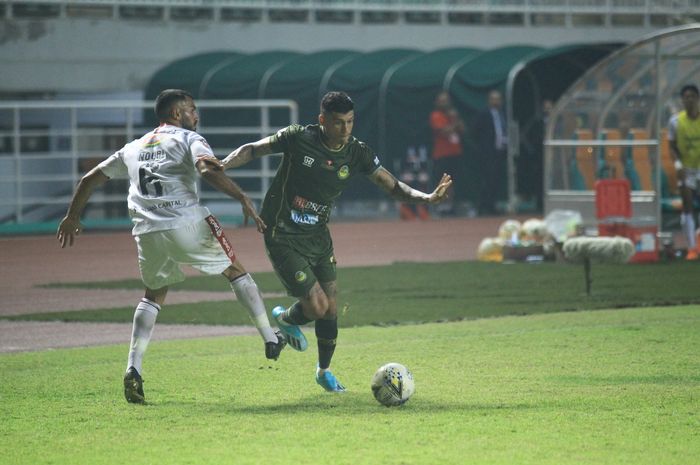 Pemain Bali United, Brwa Nouri mencoba menghentingkan pemain Tira Persikabo, Ciro Alves, di Stadion Pakansari, Kabupaten Bogor, Kamis (15/8/2019).