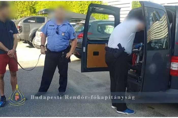 Mobil van yang diduga milik seorang sprinter Belanda tengah digeledah oleh Polisi Hungaria di Budapest.