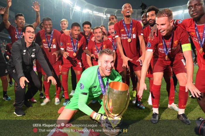 Ekspresi Kiper Liverpool FC, Adrian San Miguel, memegangi trofi juara Piala Super Eropa 2019 di Besiktas Park, Istanbul, 15 Agustus 2019.