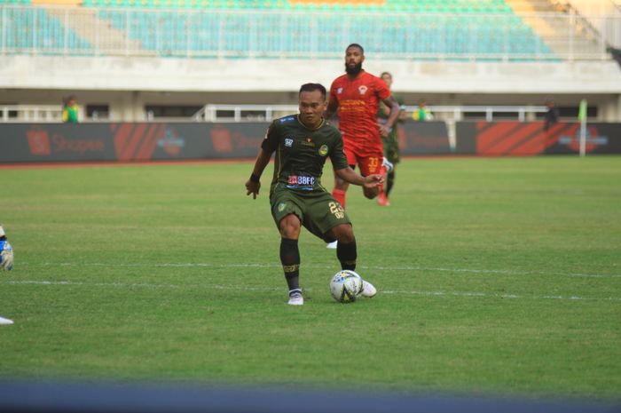 Aksi pemain Tira Persikabo, Wawan Febriyanto pada laga melawan Kateng Putera di Stadion Pakansari, Kabupaten Bogor, Jumat (26/7/2019).