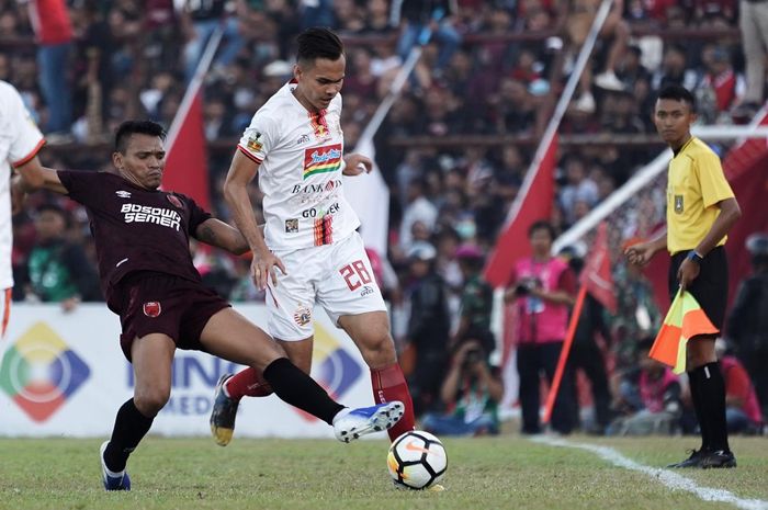 Duel striker PSM Makassar, Ferdinand Sinaga (kiri) dengan bek kiri Persija Jakarta, Rezaldi Hehanussa (kanan) pada leg kedua final Piala Indonesia 2018 di Stadion Andi Mattalatta, Makassar, Selasa (6/8/2019).