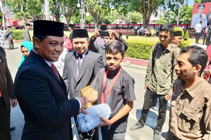 Atlet panjat tebing asal Sulawesi Tengah Ahmad Faranza mendapatkan penghargaan dari Pemerintah Provinsi Sulawesi Tengah pada pelaksanaan upacara HUT Kemerdekaan RI ke-74 di halaman Kantor Gubernur Sulawesi Tengah, Sabtu (17/8/2019).