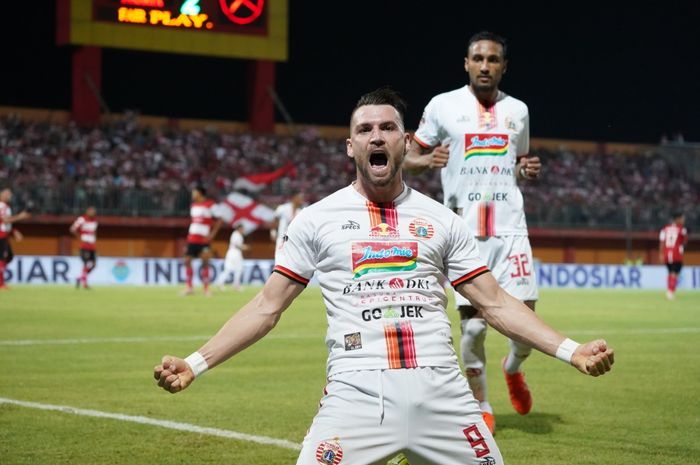 Selebrasi penyerang Persija Jakarta, Marko Simic, seusai membobol gawang Madura United, di Stadion Gelora Ratu Pamelingan, Pamekasan, Madura, Jumat (16/8/2019). 