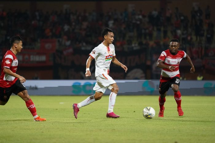 Aksi pemain Persija Jakarta, Novri Setiawan pada laga melawan Madura United, di Stadion Gelora Ratu Pamelingan, Pamekasan, Madura, Jumat (16/8/2019).