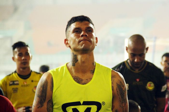 Pemain Tira Persikabo, Ciro Alves, melelang jerseynya dalam rangka menggalang donasi guna melawan virus corona.