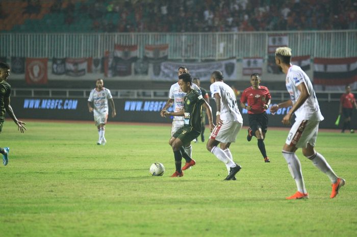 Aksi pemain Tira Persikabo, Roni Sugeng pada laga melawan Bali United di Stadion Pakansari, Kabupaten Bogor, Kamis (15/8/2019). 