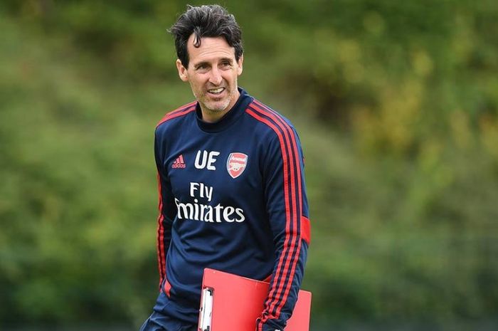 Pelatih Arsenal, Unai Emery saat memimpin skuadnya menjelang pertandingan melawan Manchester United dalam lanjutan Liga Inggris 2019-2020.