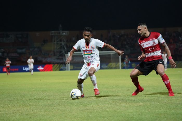 Duel bek Madura United, Jaimerson da Silva Xavier (kanan) dengan pemain Persija Jakarta, Ramdani Lestaluhu, di Stadion Gelora Ratu Pamelingan, Pamekasan, Madura, Jumat (16/8/2019).
