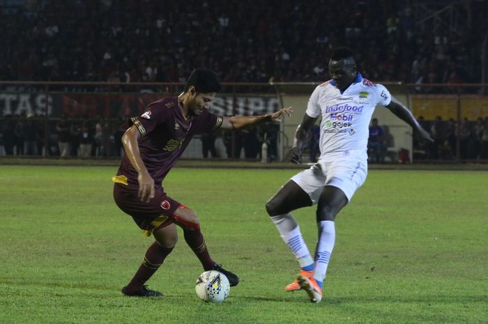 Striker Persib Bandung, Ezechiel Ndouassel, berebut bola dengan bek PSM Makassar, Abdul Rahman, pada laga pekan ke-15 Liga 1 2019.