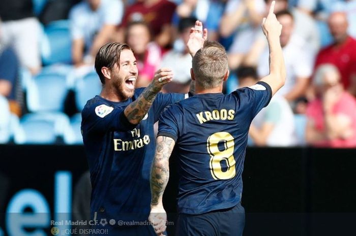 Dua pemain Real Madrid, Sergio Ramos dan Toni Kroos, merayakan gol dalam laga pekan pertama Liga Spanyol kontra Celta Vigo di Stadion Abanca Balaido, Vigo, 17 Agustus 2019.