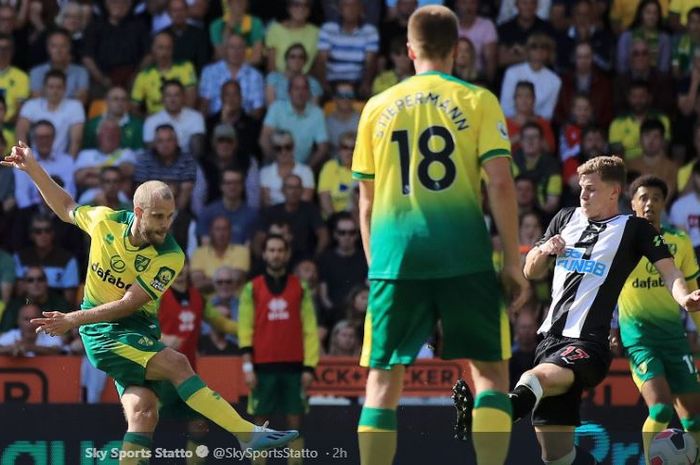 Penyerang Norwich City, Teemu Pukki, mencetak gol dalam laga melawan Newcastle United di Stadion Carrow Road, 17 Agustus 2019.