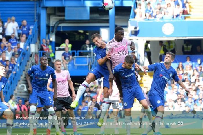 Bek Chelsea, Cesar Azpilicueta berduel udara dengan gelandang Leicester City pada pekan kedua Liga Inggris di Stadion Samford Bridge, 18 Agustus 2019.