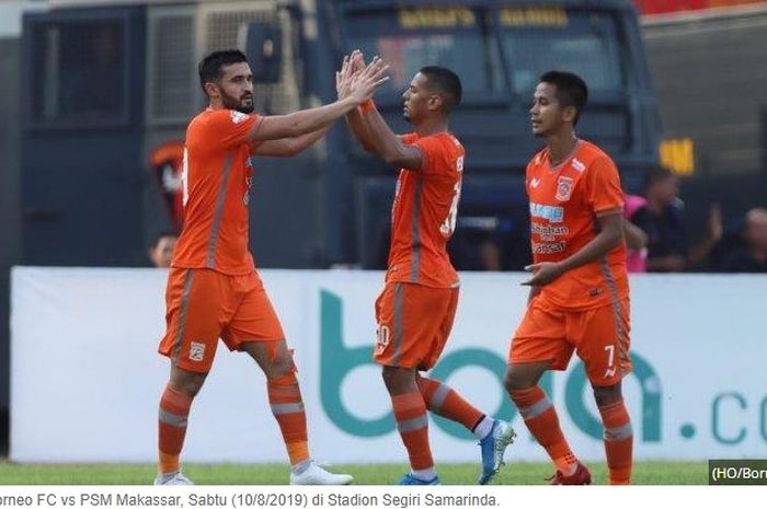 Pemain Borneo FC di Stadion Segiri Samarinda