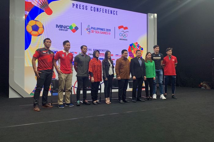 Atlet Indonesia untuk SEA Games 2019 berfoto bersama Chairman MNC Group, Harry Tanoesoedibjo, Ketua KOI Erick Thohir, dan petinggi MNC Group pada konferensi pers hari Senin (19/8/2019)  di Jakart.