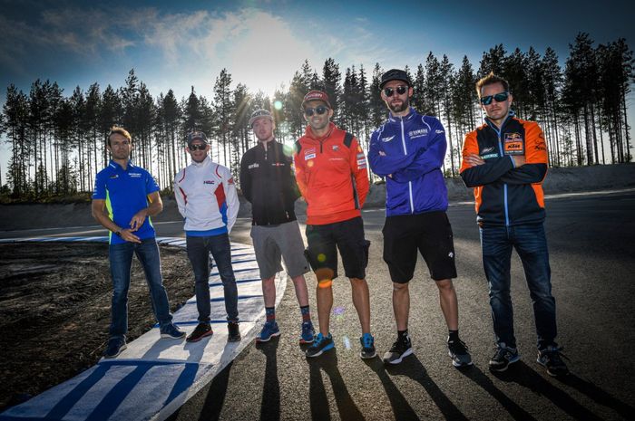Enam pembalap penguji MotoGP berpose sebelum menjalani tes di KymiRing, Finlandia, pada Minggu (18/9/2019).