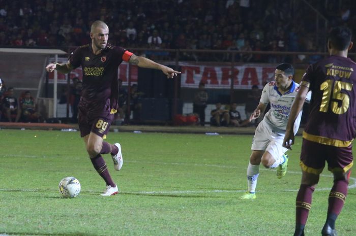 Wiljan Pluim (kiri) dalam partai Liga 1 2019 antara PSM Makassar vs Persib di Stadion Andi Mattalatta, 18 Agustus 2019.
