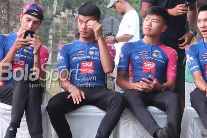 Pembalap sepeda asal Laos, Ariya Phounsavath (kiri), bersama Thailand Continrntal Cycling Team di tengah-tengah persiapan Tour d'Indonesia 2019.