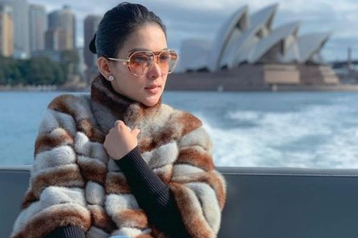 Penampilan Syahrini kembali membuat heboh publik