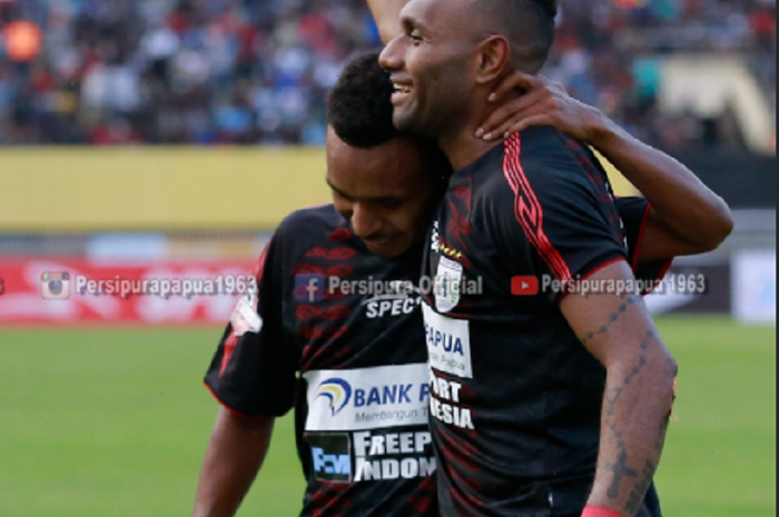 Titus Bonai (kanan) ketika masih berseragam Persipura Jayapura.