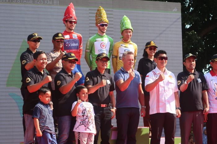 Juara etape pertama Tour d'Indonesia 2019 berpose di podium, Senin (19/8/2019).