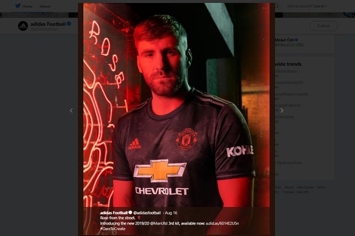 Luke Shaw mengenakan jersey ketiga Manchester United dengan corak bunga mawar untuk musim 2019-2020.