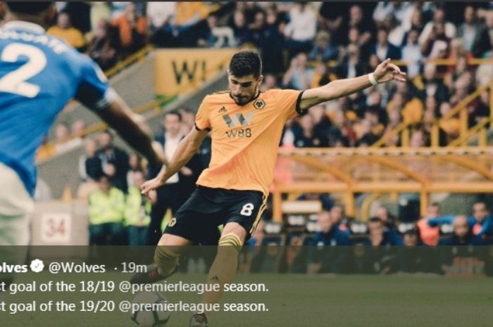 Gelandang Wolverhampton Wanderers, Rubben Neves, dalam laga kontra Manchester United di Molineux Stadium, Senin (19/8/2019).