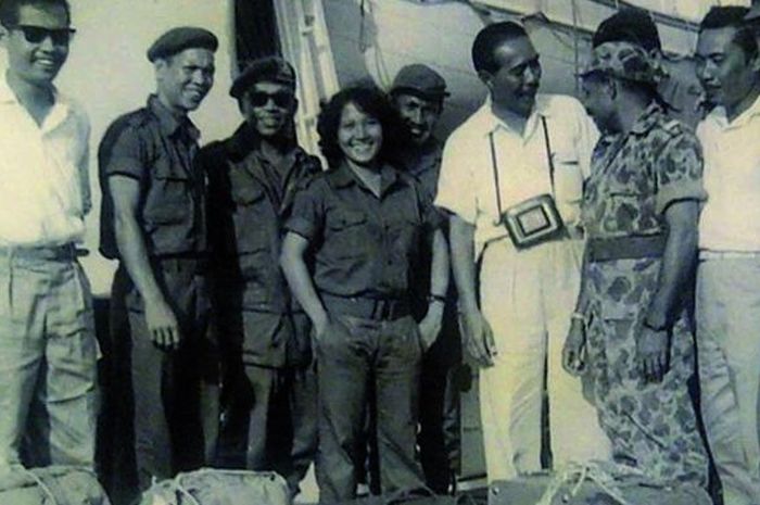 Herlina Kasim dan tentara Indonesia.